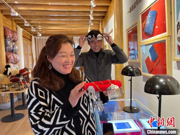 資料圖：鐘麗眉展示文創(chuàng)產(chǎn)品?！×执阂?攝